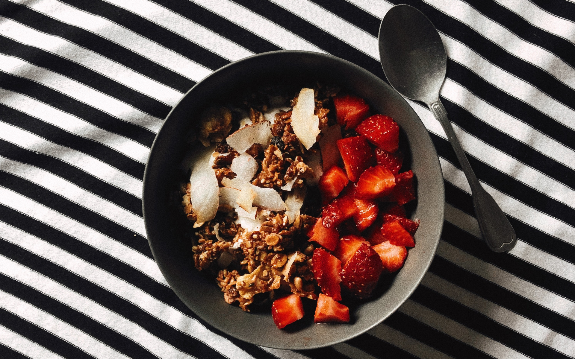 Strawberry baked oatmeal with collagen